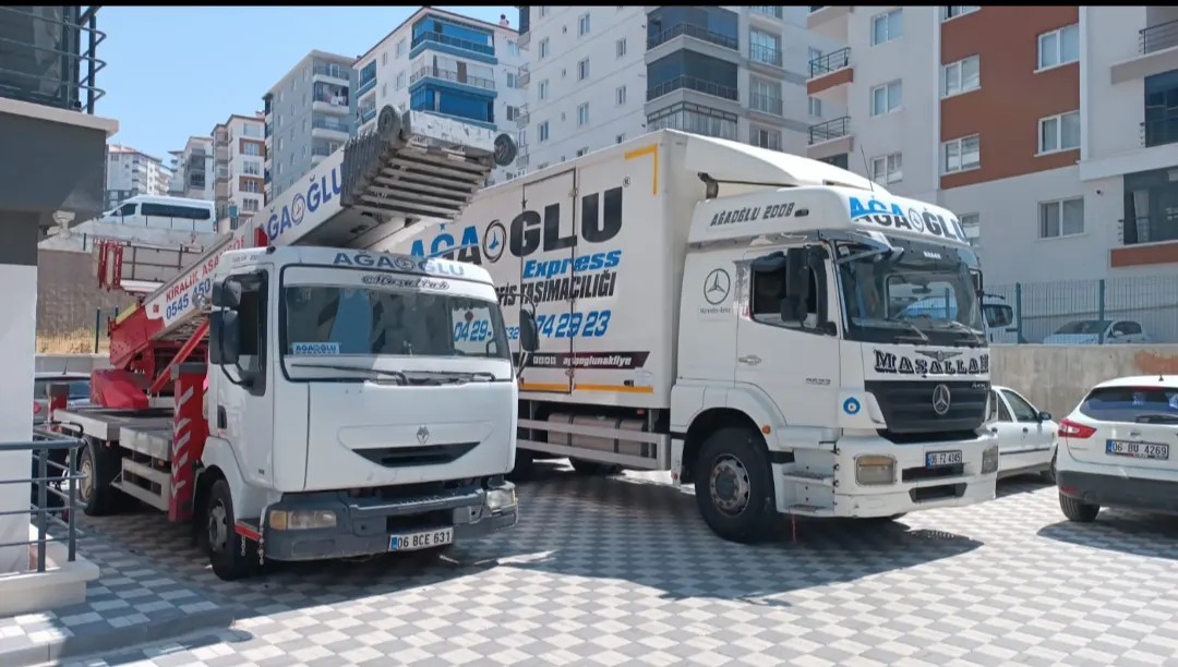 Asansörlü araç ve nakliye kamyonu