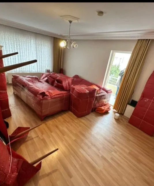 Salonda paketlenmiş mobilyalar
